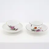Meissen und Fürstenberg, Zwei Koppchen und Unterschalen mit Holzschnittblumen, Zwei Koppchen und Unterschalen mit Holzschnittblumen.