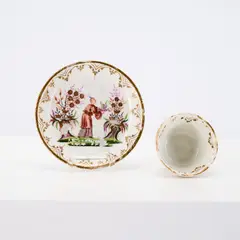 Koppchen und Unterschale mit Hausmaler-Chinoiserien by Meissen, Datierung: Porzellan um 1720, Malerei 1725, sold May 2026