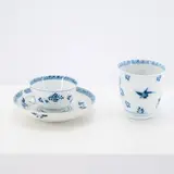 Meissen, Tasse mit Untertasse und Becher mit ostasiatischen Dekoren, Porzellan, Blaumalerei.
