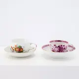 Meissen, Zwei Tassen mit Untertassen mit unterschiedlichen Dekoren, Porzellan, polychrom und dezent gold staffiert, Camaieumalerei in Purpur.