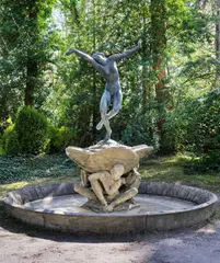 Georg Kolbe, Tänzerinnen–Brunnen, 1922, Skulpturenbrunnen: Bronze mit dunkelgrün-schwarzer Patina, auf Kalkstein montiert. Bronze: 172 cm (67 ¾ in.), Gesamthöhe: 310 cm (122 in.). Durchmesser des Brunnenbeckens: ca. 360 cm (ca. 141 ¾ in.)
