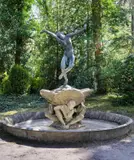 Georg Kolbe, Tänzerinnen–Brunnen, 1922, Skulpturenbrunnen: Bronze mit dunkelgrün-schwarzer Patina, auf Kalkstein montiert. Bronze: 172 cm (67 ¾ in.), Gesamthöhe: 310 cm (122 in.). Durchmesser des Brunnenbeckens: ca. 360 cm (ca. 141 ¾ in.)