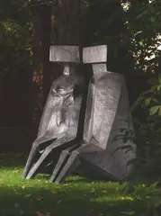 Lynn Chadwick, Sitting Figures, 1979, Bronze mit schwarzer Patina, zweiteilig