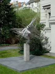 Norbert Kricke, Raumplastik, Um 1959, Edelstahl. Höhe (ohne Sockel): 146 cm (57 ½ in.)