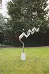 George Rickey, Triple N Gyratory II, 1988, Kinetische Edelstahlskulptur mit 3 beweglichen Blättern (Außenskulptur). Maße variabel: maximale Breite: 165 cm (63 ¾ in.). Höhe (ohne Sockel): 183 cm (72 ⅞ in.) (65 in. (24 ¾ ¾ in.). Höhe (ohne Sockel): 72 in. (28 ⅜ ⅞ in.))