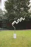 George Rickey, Triple N Gyratory II, 1988, Kinetische Edelstahlskulptur mit 3 beweglichen Blättern (Außenskulptur). Maße variabel: maximale Breite: 165 cm (63 ¾ in.). Höhe (ohne Sockel): 183 cm (72 ⅞ in.) (65 in. (24 ¾ ¾ in.). Höhe (ohne Sockel): 72 in. (28 ⅜ ⅞ in.))
