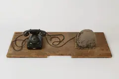Joseph Beuys, Erdtelephon, 1968, Telefon, Lehmklumpen, getrocknetes Gras, Kabel, Holz