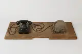 Joseph Beuys, Erdtelephon, 1968, Telefon, Lehmklumpen, getrocknetes Gras, Kabel, Holz