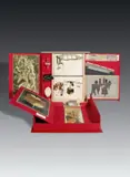 Marcel Duchamp, From or by Marcel Duchamp or Rrose Sélavy (The Box in a Valise), 1966, Originale, mit rotem Leder bezogene Schachtel mit insgesamt 3 Miniaturobjekten und 77 Reproduktionen nach Originalwerken des Künstlers