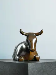 Ewald Mataré, Große kniende Kuh, 1925, Bronze mit brauner Patina
