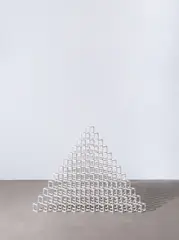 Sol LeWitt, Pyramid, 1996, Holz, weiß gefasst