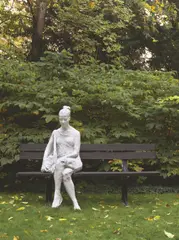 George Segal, Woman on Park Bench, 1998, Bronze, weiß patiniert, und Parkbank aus Aluminium