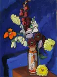 Gabriele Münter, Blumenstrauß in hoher Vase vor blauem Grund