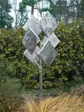 George Rickey, Six Squares Excentric, 1993, Kinetische Edelstahlskulptur mit 6 beweglichen Quadraten. Maße variabel: maximale Höhe: 308 cm, maximale Breite: 209 cm (121 ¼ in., maximale Breite: 82 ¼ in.)