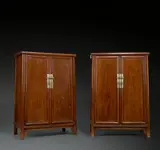 Ming-Dynastie Chinesisch, Paar Kabinettschränke - Huanghuali Yuanjiaogui. 17. Jahrhundert, Huanghuali-Holz; Huangtong-Beschläge aus Weißmetall