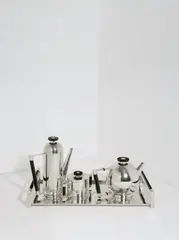 Naum Slutzky, Tee- und Kaffeeservice mit Tablett für Anna Sophie und Fritz Block, 1927, Silber, getrieben, gedrückt, poliert; Ebenholz