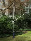 George Rickey, One Up One Down, 1980, Kinetische Außenskulptur aus Edelstahl, dreiteilig. Höhe (ohne Sockel): ca. 300 cm (approx. 118 ⅛ in.)