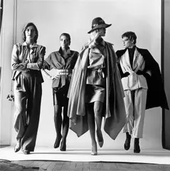 Helmut Newton, 'Sie Kommen' (Dressed) Paris“ / „'Sie Kommen' (Naked) Paris, 1981, 2 Silbergelatineabzüge