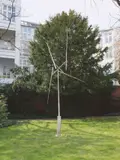 George Rickey, Two Up, Two Down Excentric Askew II, 1981, Kinetische Edelstahlskulptur mit 4 beweglichen Nadeln