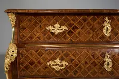 Abraham Roentgen, Die Walderdorff-Kommode. Kommode für Graf Johann IX. Philipp von Walderdorff, Kurfürst von Trier (1701-1768), 1755, Veilchenholz, Rosenholz, Amarant furniert auf Eiche, Buche, Fichte; Messingbänder; Bronzebeschläge, feuervergoldet von Gürtler Christoph Weyermann in Koblenz