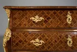 Abraham Roentgen, Die Walderdorff-Kommode. Kommode für Graf Johann IX. Philipp von Walderdorff, Kurfürst von Trier (1701-1768), 1755, Veilchenholz, Rosenholz, Amarant furniert auf Eiche, Buche, Fichte; Messingbänder; Bronzebeschläge, feuervergoldet von Gürtler Christoph Weyermann in Koblenz