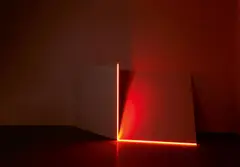2 carrés formant un angle de 30° avec le mur et ayant un côté commun avec un angle droit de néon by François Morellet, 1980, Installation: Zwei Tafeln, je Acryl auf Leinwand, auf Holz, und eine Neonröhre, sold Dec 2020