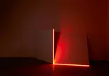 François Morellet, 2 carrés formant un angle de 30° avec le mur et ayant un côté commun avec un angle droit de néon, 1980, Installation: Zwei Tafeln, je Acryl auf Leinwand, auf Holz, und eine Neonröhre