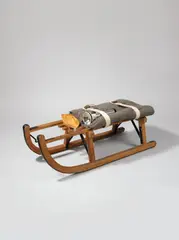 Joseph Beuys, Schlitten, 1969, Holzschlitten, Filz, Gurte, Stablampe, Fett