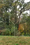 George Rickey, Two Lines Up Oblique, 1977, Kinetische Edelstahlskulptur mit 2 beweglichen Klingen. Maße variabel, max. Höhe: ca. 640 cm, max. Breite: ca. 680 cm (252 in., max. Breite: ca. 267 ¾ in.)