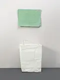 Franz West, Ohne Titel, 1989, 3-teilige Installation. Wandobjekt: Wellkarton mit Gips und Farbe auf Holzrahmen; „Maulschelle“: Metall, Holz, Gaze, Gips und Dispersionsfarbe; Sockel: Karton, Holz, Gaze, Gips, Dispersionsfarbe