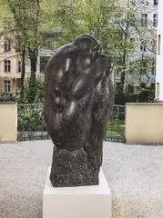 Wieland Förster, Großer trauernder Mann, 1979, Bronze mit anthrazitschwarzer Patina