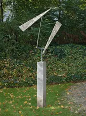 Triangles one up, one down excentric by George Rickey, 1990, Bewegliche Außenskulptur in Edelstahl. Höhe Aufhängung: 109 cm / Länge Flügel jeweils 91 cm (42 ⅞ in. / Länge Flügel jew, sold Nov 2008