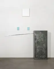 Imi Knoebel, Freundin, 1988, Installation: Verzinktes Blech, Stahl, Acryl auf Holz