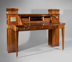Gottlieb Wilhelm Hamann, Der Schreibtisch mit den Postamenten – wohl nach einem Entwurf von Christian Friedrich Gottlieb Schadow (1761–1831). Kurz nach 1800, Mahagoni auf Nadelholz, Ahorn (evtl. Linde), Wacholder; vergoldete Bronzen von Johann Christoph Ermisch, Berlin; Wedgwoodplaketten (ergänzt); Leder