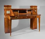 Gottlieb Wilhelm Hamann, Der Schreibtisch mit den Postamenten – wohl nach einem Entwurf von Christian Friedrich Gottlieb Schadow (1761–1831). Kurz nach 1800, Mahagoni auf Nadelholz, Ahorn (evtl. Linde), Wacholder; vergoldete Bronzen von Johann Christoph Ermisch, Berlin; Wedgwoodplaketten (ergänzt); Leder