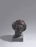 Georg Kolbe, Kopf der Tänzerin, 1911, Bronze mit dunkelbrauner Patina, auf Marmorsockel montiert