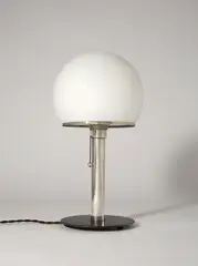 Wilhelm Wagenfeld, Tischleuchte W1, Um 1930, Tischlampe mit Metallfuß und Glasschirm. Höhe: 38,2 cm (15 in.)