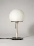 Wilhelm Wagenfeld, Tischleuchte W1, Um 1930, Tischlampe mit Metallfuß und Glasschirm. Höhe: 38,2 cm (15 in.)
