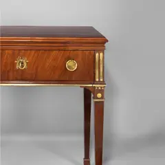 David Roentgen, Architektentisch mit aufstellbarer Pultplatte. 1775/ 79, Mahagoni, furniert; Konstruktionshölzer: Kirschbaum, Eiche, Fichte, Nußbaum; Schubkästen in Eiche, Pflaumenbaum, furniert; Bronze- und Messingbeschläge, feuervergoldet; Schloß und Mechanik aus Eisen und Messing; braunes Leder (wohl 19. Jahrhundert) m