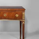 David Roentgen, Architektentisch mit aufstellbarer Pultplatte. 1775/ 79, Mahagoni, furniert; Konstruktionshölzer: Kirschbaum, Eiche, Fichte, Nußbaum; Schubkästen in Eiche, Pflaumenbaum, furniert; Bronze- und Messingbeschläge, feuervergoldet; Schloß und Mechanik aus Eisen und Messing; braunes Leder (wohl 19. Jahrhundert) m