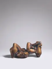 Karl Hartung, Kleine Liegende mit aufgestütztem Kopf, 1948, Bronze mit goldbrauner Patina