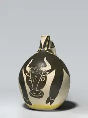Pablo Picasso, Taureau, 1955, Krug, weißer Ton, unglasiert, mit Engobenbemalung und Messergravur. Höhe: 30,5 cm (12 in.); ceramic, Madoura edition