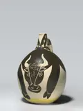 Taureau by Pablo Picasso, 1955, Krug, weißer Ton, unglasiert, mit Engobenbemalung und Messergravur. Höhe: 30,5 cm (12 in.); ceramic, Madoura edition, sold Jun 2018