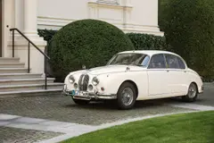 Werner Ottos Jaguar, Jaguar Mark 2 (3.8 l) von Beacham. 1964 (Erstzulassung) /1999 (Vollrestaurierung u Modernisierung), Fahrgestellnummer: 113428DN / Motornummer: NC 5991-8 / 3.8 Liter-XK-Motor von 1967 / LHD-linksgelenkte Ausführung / Lackierung: Old English White / Polsterung: Leder Bright Red / H-Kennzeichen / TÜV bis 08/2017