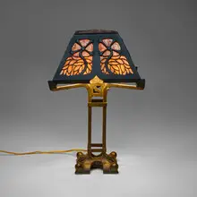 Arts & Crafts, Overlay table lamp with stylized flowers, c. 1900, patinated bronze, mica