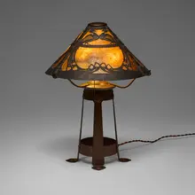 Limbert, Rare table lamp with peacocks, c. 1910, handwrought patinated copper, mica