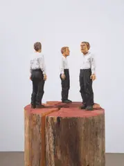 Stephan Balkenhol, Drei Männer, 2002, 3-teilig: Douglasienholz, farbig gefasst. Figuren: jeweils 57,5 cm; Höhe (gesamt): 170 cm; Durchmesser (gesamt): ca. 77,5 cm (22 ⅝ in.; Höhe (gesamt): 66 ⅞ in.; Durchmesser (gesamt): ca. 30 ½ in.)