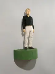 Stephan Balkenhol, Mann mit schwarzem Hemd und weißer Hose auf grünem Sockel, 2016, Wawa-Holz, bemalt