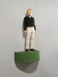 Stephan Balkenhol, Mann mit schwarzem Hemd und weißer Hose auf grünem Sockel, 2016, Wawa-Holz, bemalt