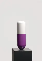 Thomas Zipp, Medicine # 1, 2019, Stahl, lackiert, auf Künstlersockel aus Holz. Höhe: 32 cm (12 ⅝ in.)